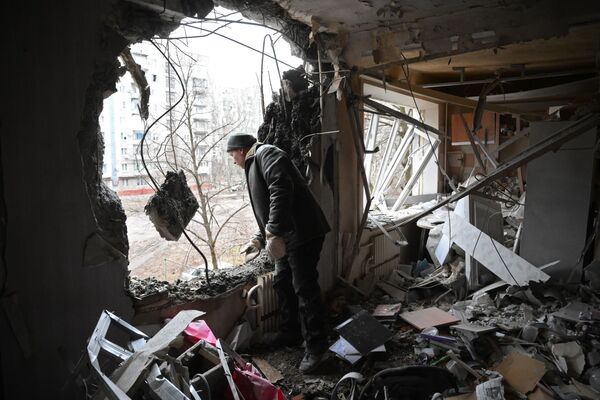 شقة بعد ضربة جوية مباشرة عليها في مدينة غورلوفكا - سبوتنيك عربي