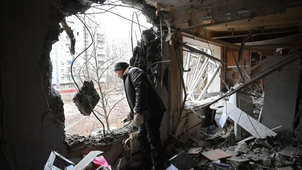 شقة بعد ضربة جوية مباشرة عليها في مدينة غورلوفكا - سبوتنيك عربي