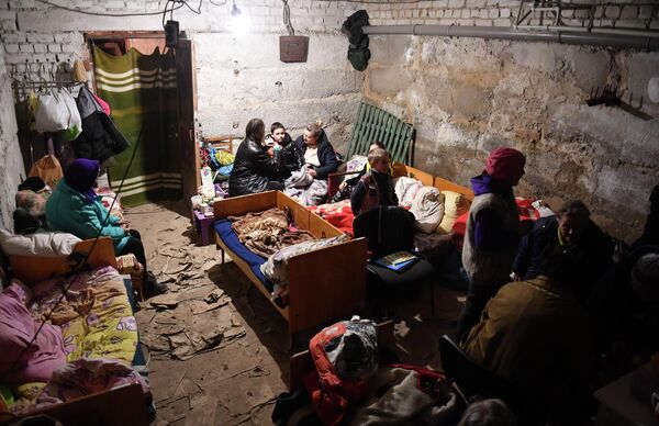 المدنيون يختبئون في ملجأ بعد رفض القوميين المتطرفين الأوكرانيين فتح ممر إنساني 5 مارس 2022 - سبوتنيك عربي
