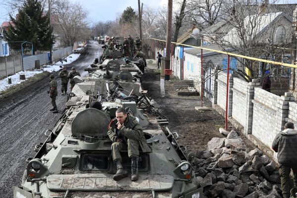 أرتال من الدبابات الروسية في دنباس  - سبوتنيك عربي