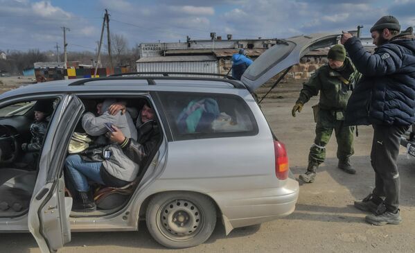 
عناصر من شرطة جمهورية دونيتسك الشعبية يقومون بتفتيش سيارات اللاجئين - سبوتنيك عربي