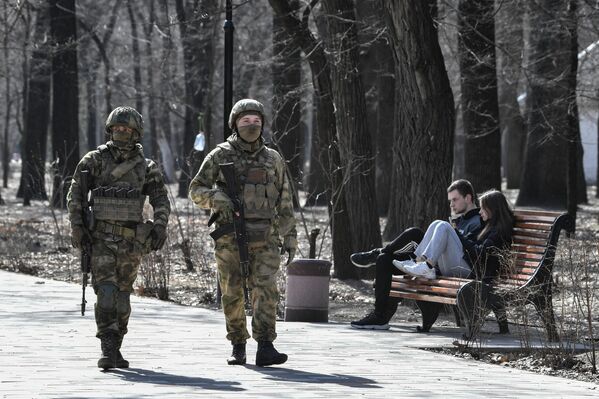 مقاتلان من الحرس الوطني الروسي في مدينة ميليتبول - سبوتنيك عربي