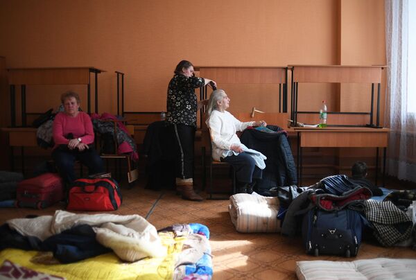 لاجئون أوكرانيون يختبئون في إحدى المدارس بمدينة ستاروبلسك - سبوتنيك عربي