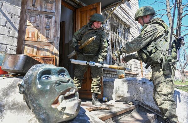 مزيلا ألغام روسيان يفحصان مستودع ذخيرة للقوميين الأوكرانيين في ماريوبول - سبوتنيك عربي