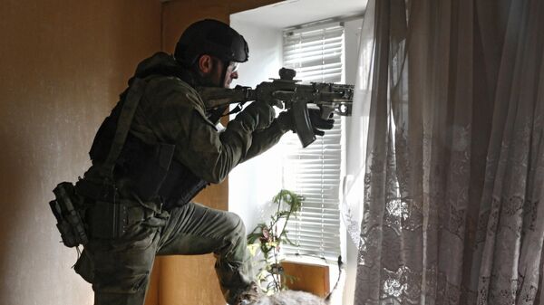 مقاتل من القوات الخاصة الشيشانية خلال القتال في ماريوبول - سبوتنيك عربي