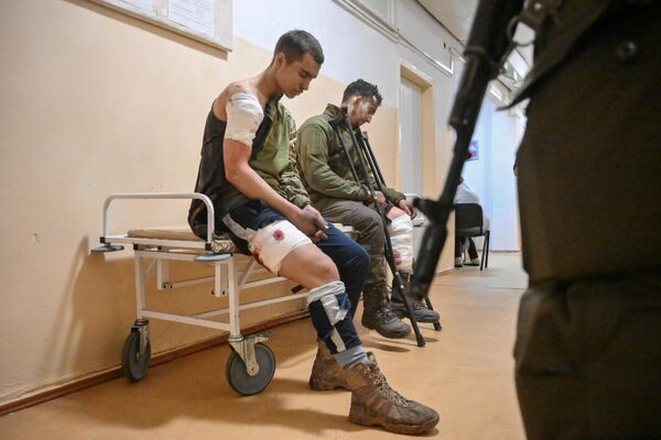 الجنود الأكرانيون الذين ألقوا سلاحهم بعد القتال في ماريوبول، يتلقون العلاج - سبوتنيك عربي