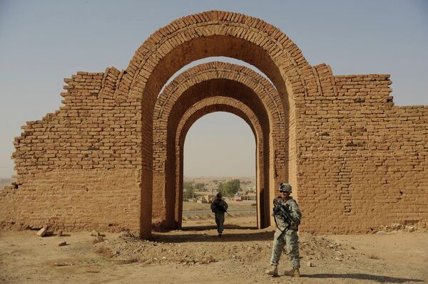 جنديان أمريكيان يقفان حول آثار مدينة آشور، العراق - سبوتنيك عربي