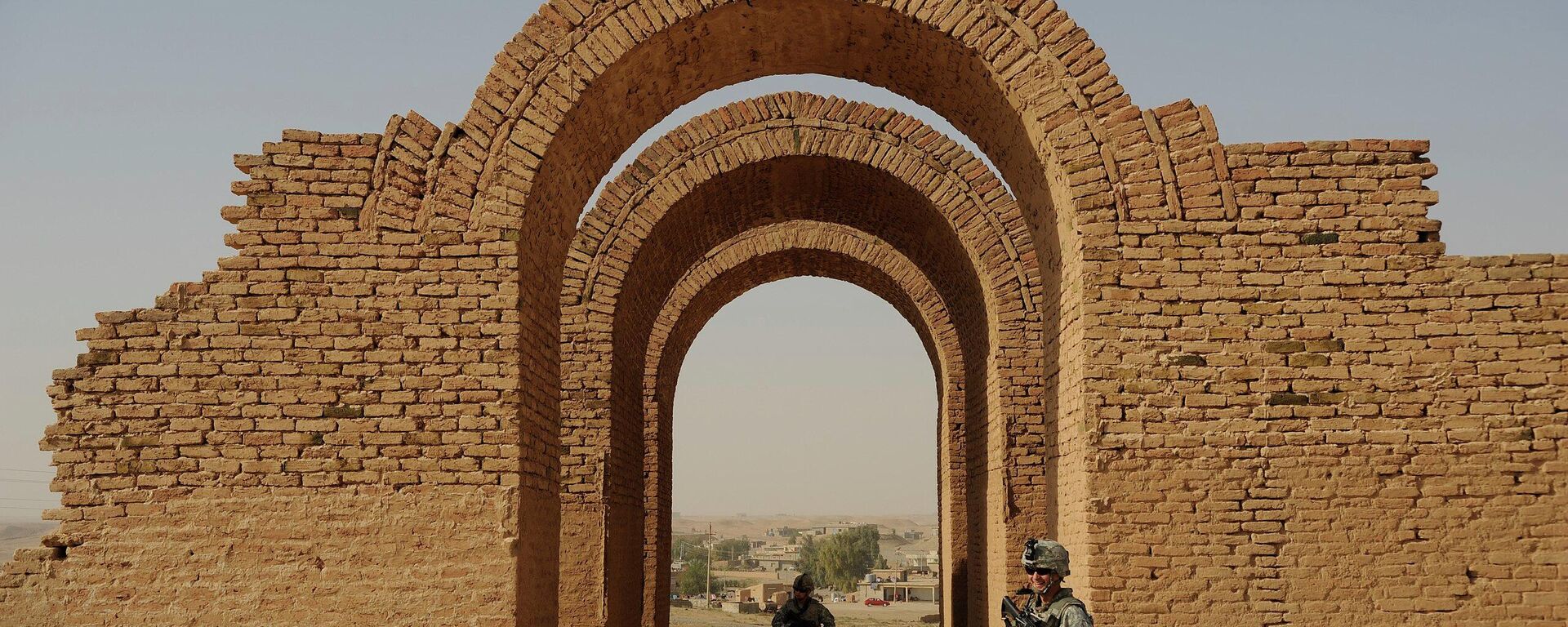 جنديان أمريكيان يقفان حول آثار مدينة آشور، العراق - سبوتنيك عربي, 1920, 24.10.2022
