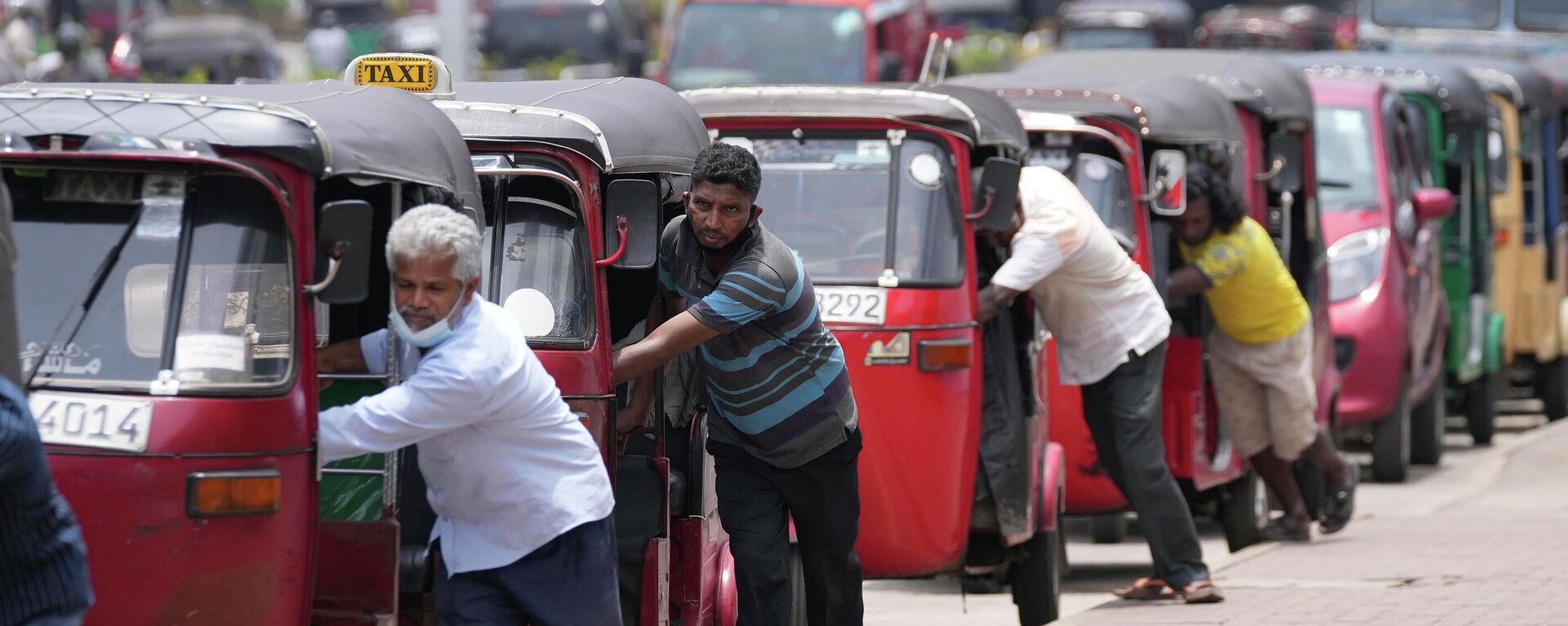يصطف سائقو عربات الريكاشة السريلانكية لشراء البنزين بالقرب من محطة وقود في كولومبو، سريلانكا 13 أبريل 2022. - سبوتنيك عربي, 1920, 11.07.2022