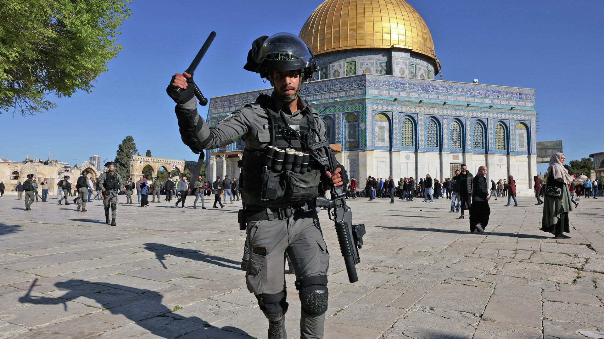 قوت الأمن الإسرائيلي تنتشر في باحة مسجد الأقصى، القدس، 15 أبريل 2022 - سبوتنيك عربي, 1920, 21.04.2022