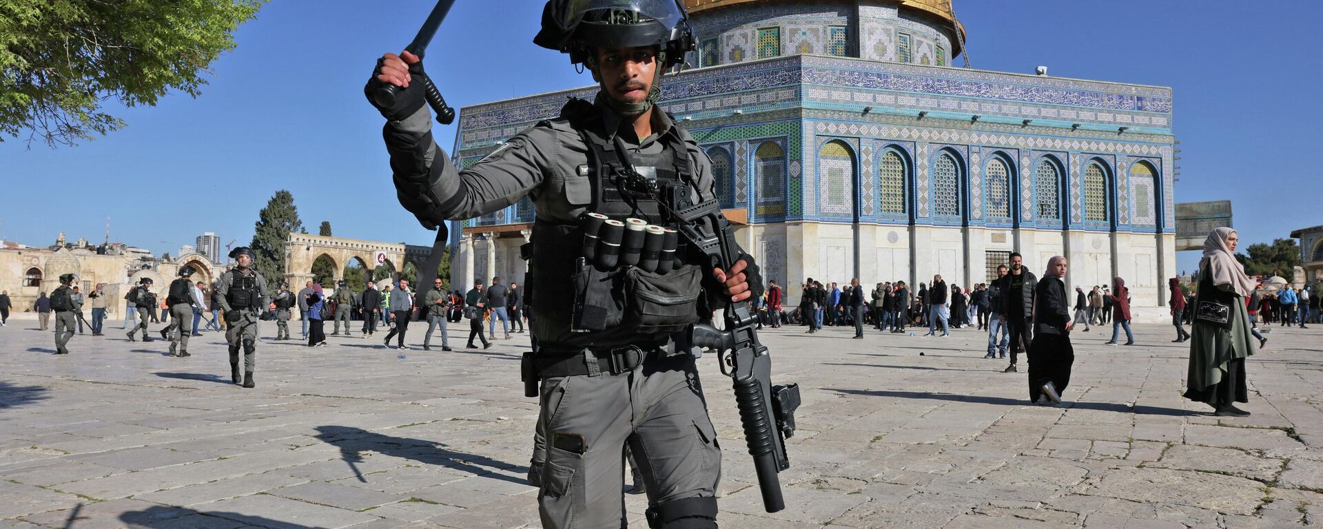قوت الأمن الإسرائيلي تنتشر في باحة مسجد الأقصى، القدس، 15 أبريل 2022 - سبوتنيك عربي, 1920, 15.04.2022