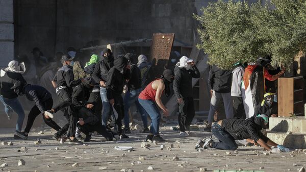 متظاهرون فلسطينيون يشتبكون مع الشرطة الإسرائيلية في المسجد الأقصى بالقدس الشرقية المحتلة، 15 أبريل 2022 - سبوتنيك عربي