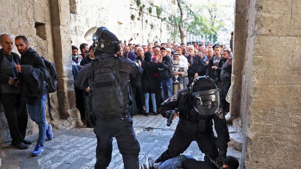 متظاهرون فلسطينيون يشتبكون مع الشرطة الإسرائيلية في مدخل المسجد الأقصى بالقدس الشرقية المحتلة، 15 أبريل 2022 - سبوتنيك عربي