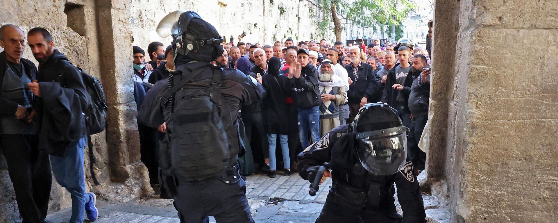 متظاهرون فلسطينيون يشتبكون مع الشرطة الإسرائيلية في مدخل المسجد الأقصى بالقدس الشرقية المحتلة، 15 أبريل 2022 - سبوتنيك عربي, 1920, 17.04.2022