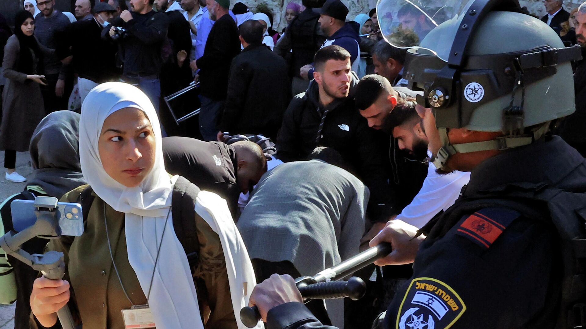 قوات الشرطة الإسرائيلية تمنع الفلسطييين من دخول المسجد الأقصى بالقدس الشرقية المحتلة، 15 أبريل 2022 - سبوتنيك عربي, 1920, 19.04.2022