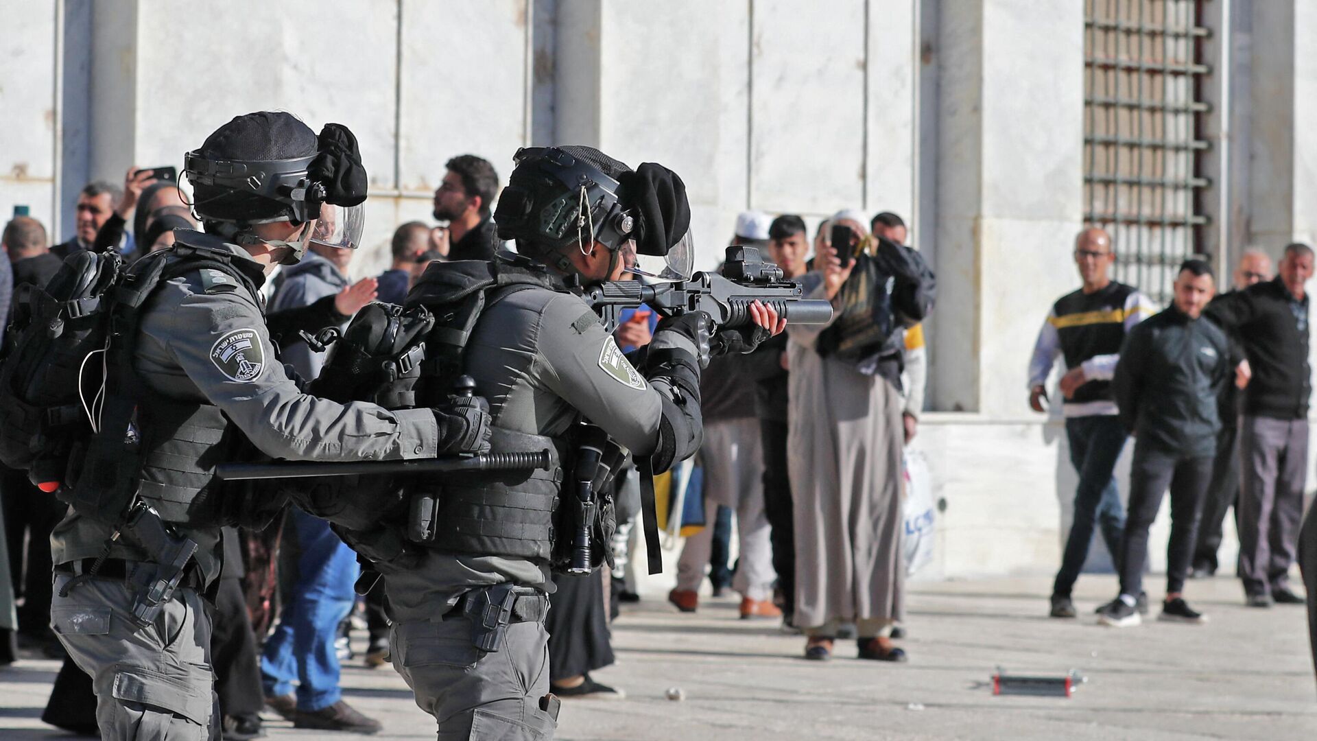 قوات الشرطة الإسرائيلية تمنع الفلسطييين من دخول المسجد الأقصى بالقدس الشرقية المحتلة، 15 أبريل 2022 - سبوتنيك عربي, 1920, 05.08.2022