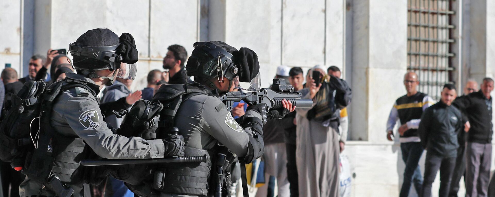 قوات الشرطة الإسرائيلية تمنع الفلسطييين من دخول المسجد الأقصى بالقدس الشرقية المحتلة، 15 أبريل 2022 - سبوتنيك عربي, 1920, 05.05.2022