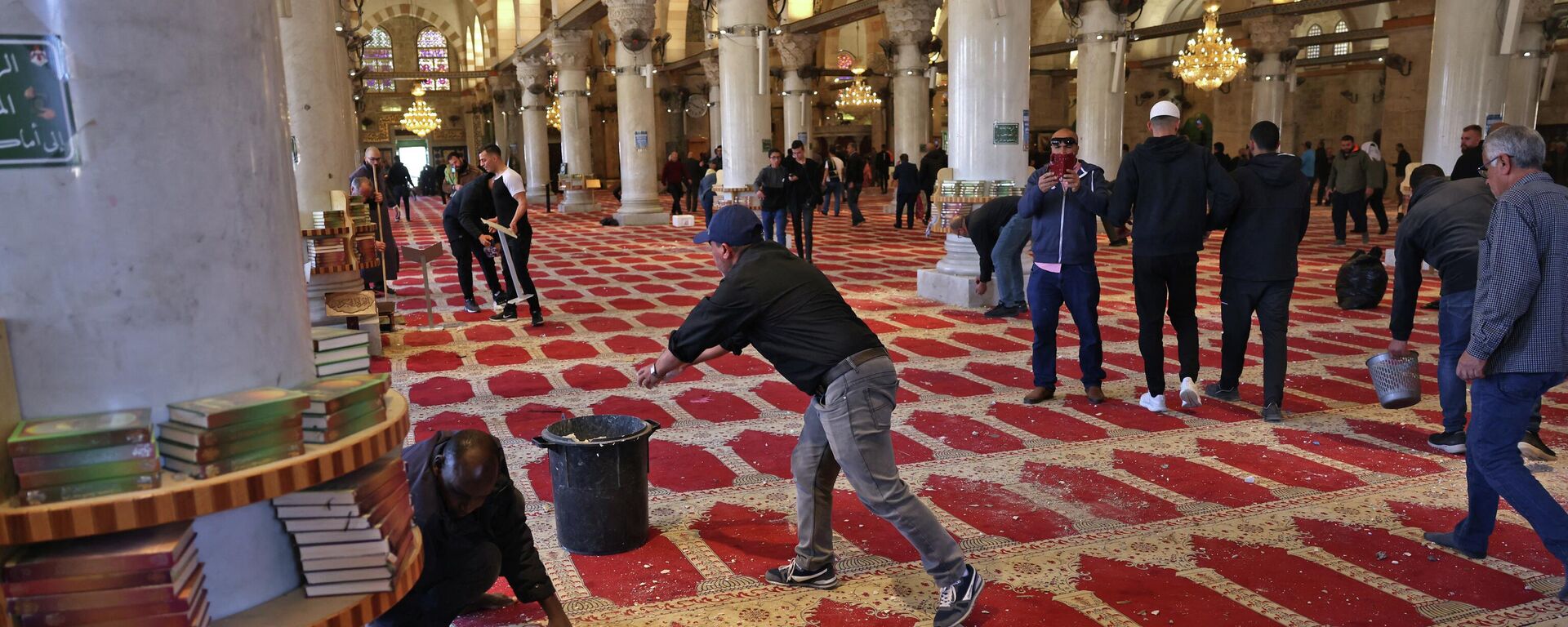فلسطينيون ينظفون المسجد بعد الاشتباكات مع الشرطة الفلسطينية في المسجد الأقصى في القدس الشرقية المحتلة، 15 أبريل 2022 - سبوتنيك عربي, 1920, 15.04.2022