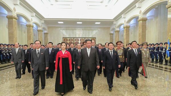 زعيم كوريا الشمالية، كيم جونغ أون، يزور قصر كومسوسان للشمس مع زوجته، ري سول جو، للاحتفال بيوم الشمس، الذكرى 110 لميلاد الزعيم الكوري الشمالي الراحل كيم إيل سونغ ، بيونغ يانغ، 15 نيسان/ أبريل 2022 - سبوتنيك عربي