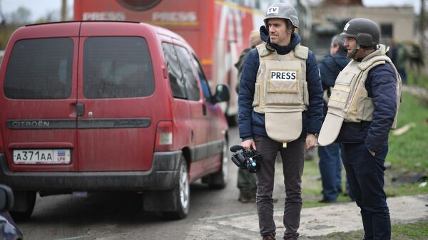 عمل الصحفيين في تغطية الأحداث في مدينة شياستيه، جمهورية لوغانسك الشعبية - سبوتنيك عربي