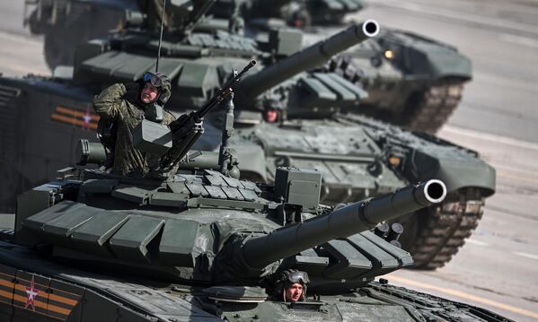 دبابات &quot;تي-72بي3&quot; خلال بروفة العرض العسكري بمناسبة الذكرى الـ 77 لعيد النصر على ألمانيا النازية في حقل ألابينو العسكري في ضواحي موسكو، 18 أبريل 2022 - سبوتنيك عربي