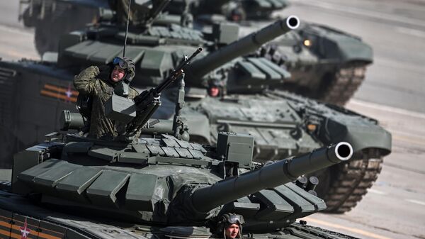 دبابات تي-72بي3 خلال بروفة العرض العسكري بمناسبة الذكرى الـ 77 لعيد النصر على ألمانيا النازية في حقل ألابينو العسمكري في ضواحي موسكو، 18 أبريل 2022 - سبوتنيك عربي