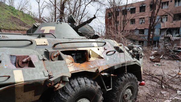 معدات عسكرية أوكرانية محروقة في مصنع المعادن باسم لينين المحرر في ماريوبول، أوكرانيا 18 أبريل 2022 - سبوتنيك عربي