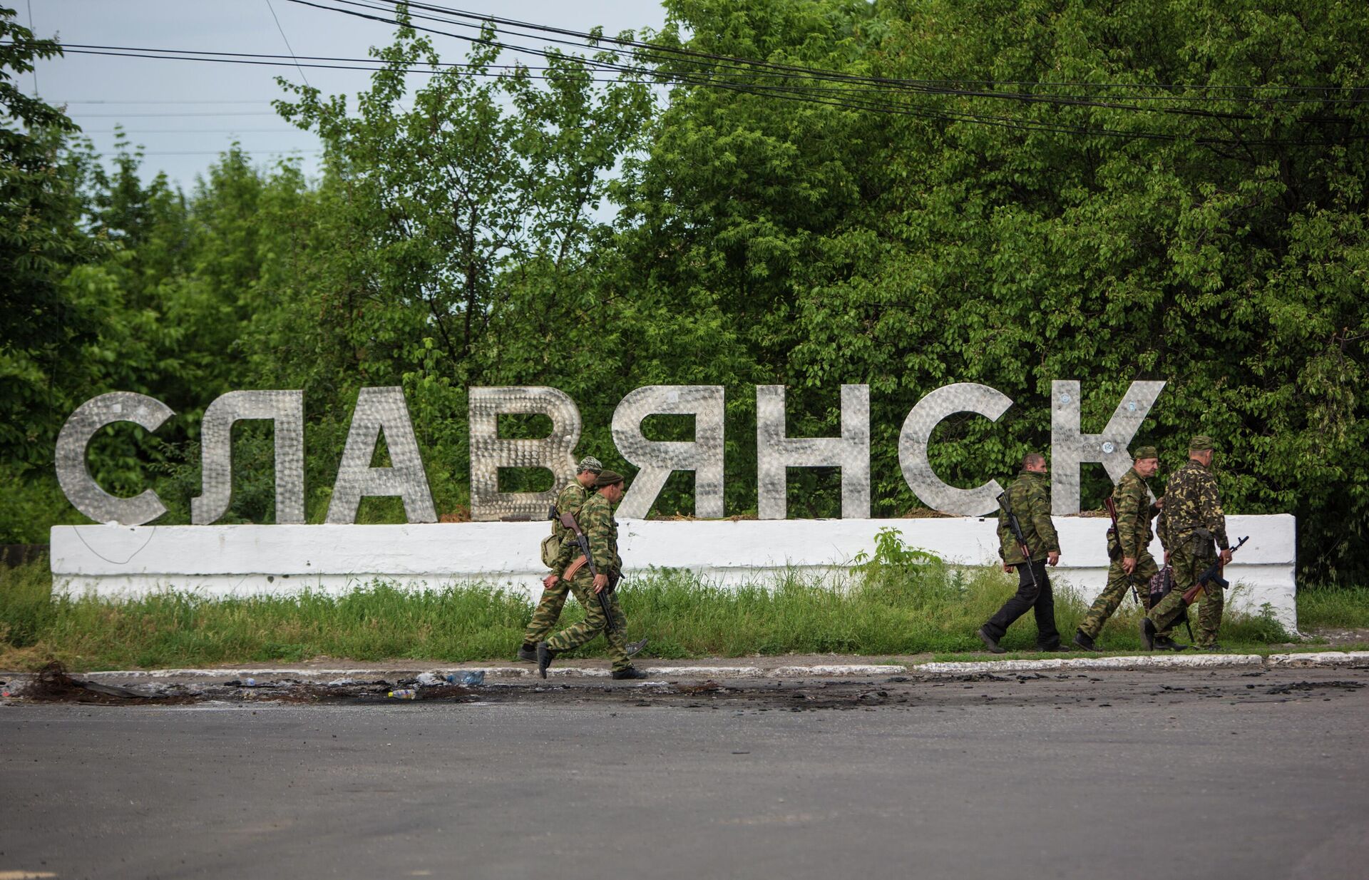 قوات مسلحة عند مدخل مدينة سلافيانسك، 24 مايو 2014 - سبوتنيك عربي, 1920, 19.04.2022