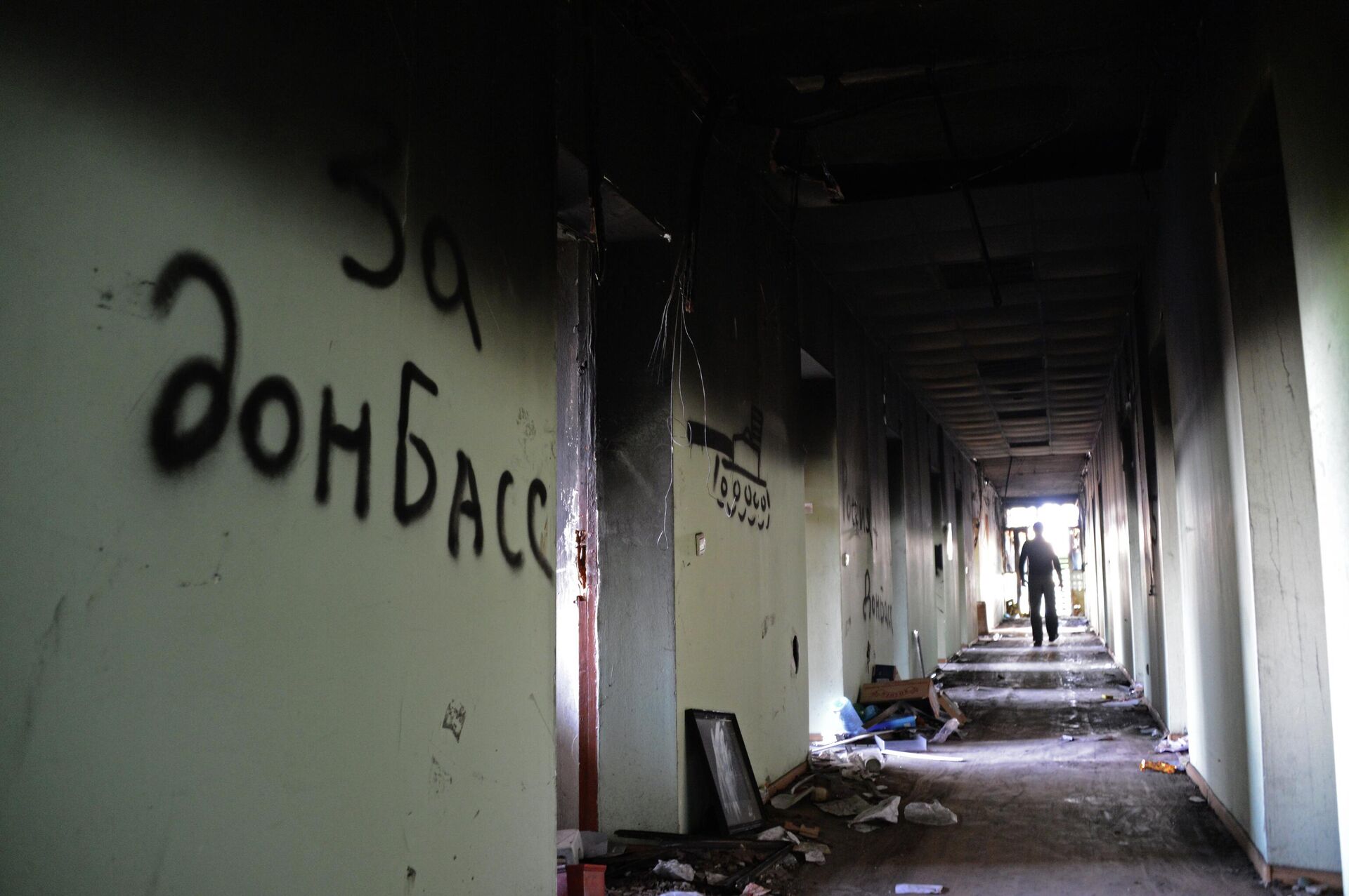 في المبنى المحترق لمجلس مدينة ماريوبول، أوكرانيا 19 مايو 2014 - سبوتنيك عربي, 1920, 19.04.2022