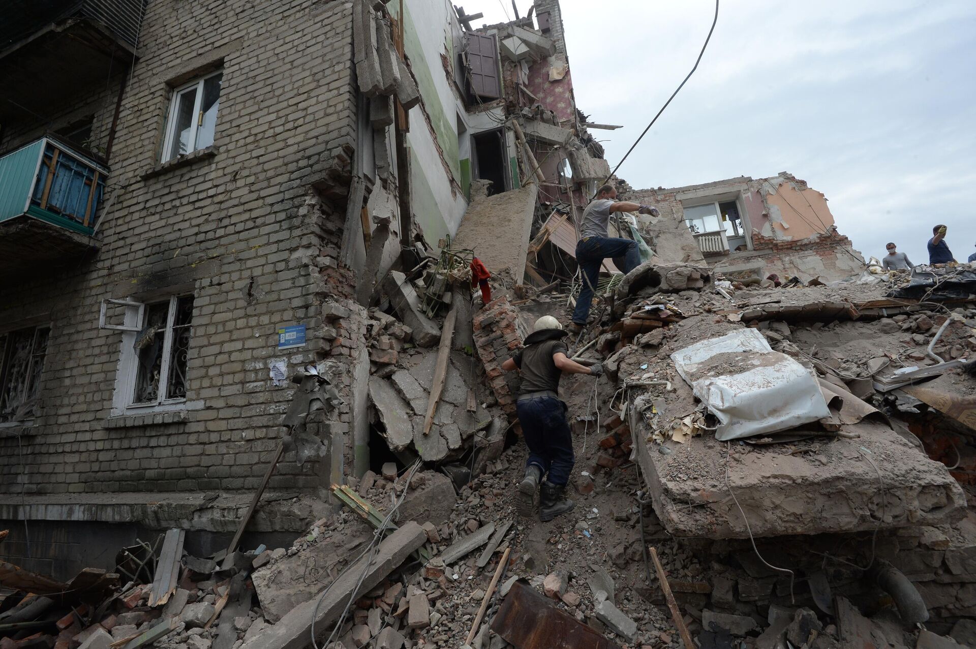 منزل دمر نتيجة غارة جوية أوكرانية في مدينة سنيجنويه بمنطقة دونيتسك. 15 يوليو 2014 - سبوتنيك عربي, 1920, 19.04.2022
