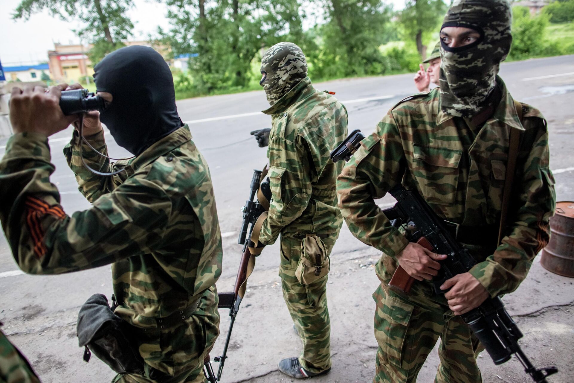 قوات الدفاع الوطني في دونباس يشاركون في القتال في قرية سيميونوفكا بالقرب من سلافيانسك. 19 مايو 2014 - سبوتنيك عربي, 1920, 19.04.2022
