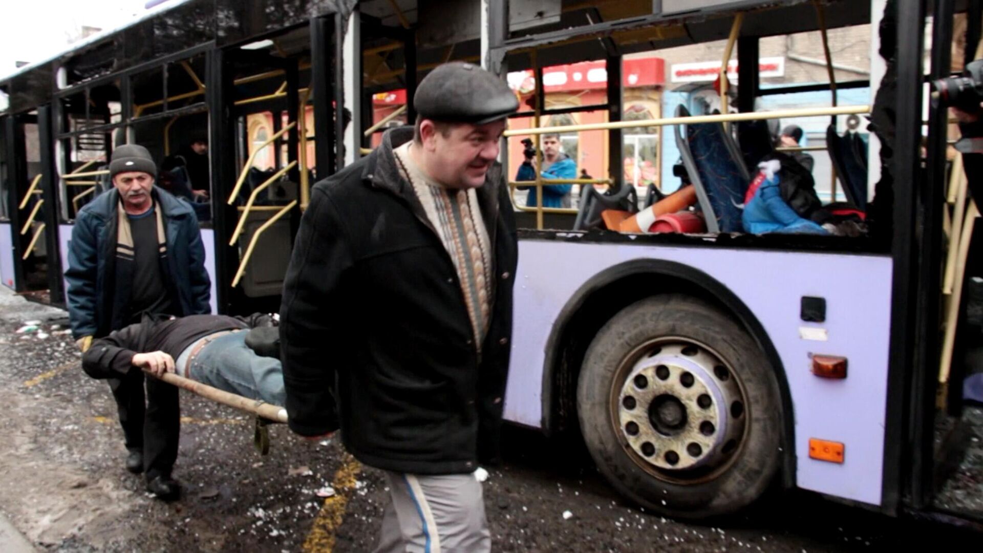 سكان دونيتسك يخرجون من الحافلة ضحية قصف في محطة نقل عام في منطقة لينينسكي في دونيتسك. (لقطة من فيديو Ruptly). 22 يناير 2022 - سبوتنيك عربي, 1920, 19.04.2022