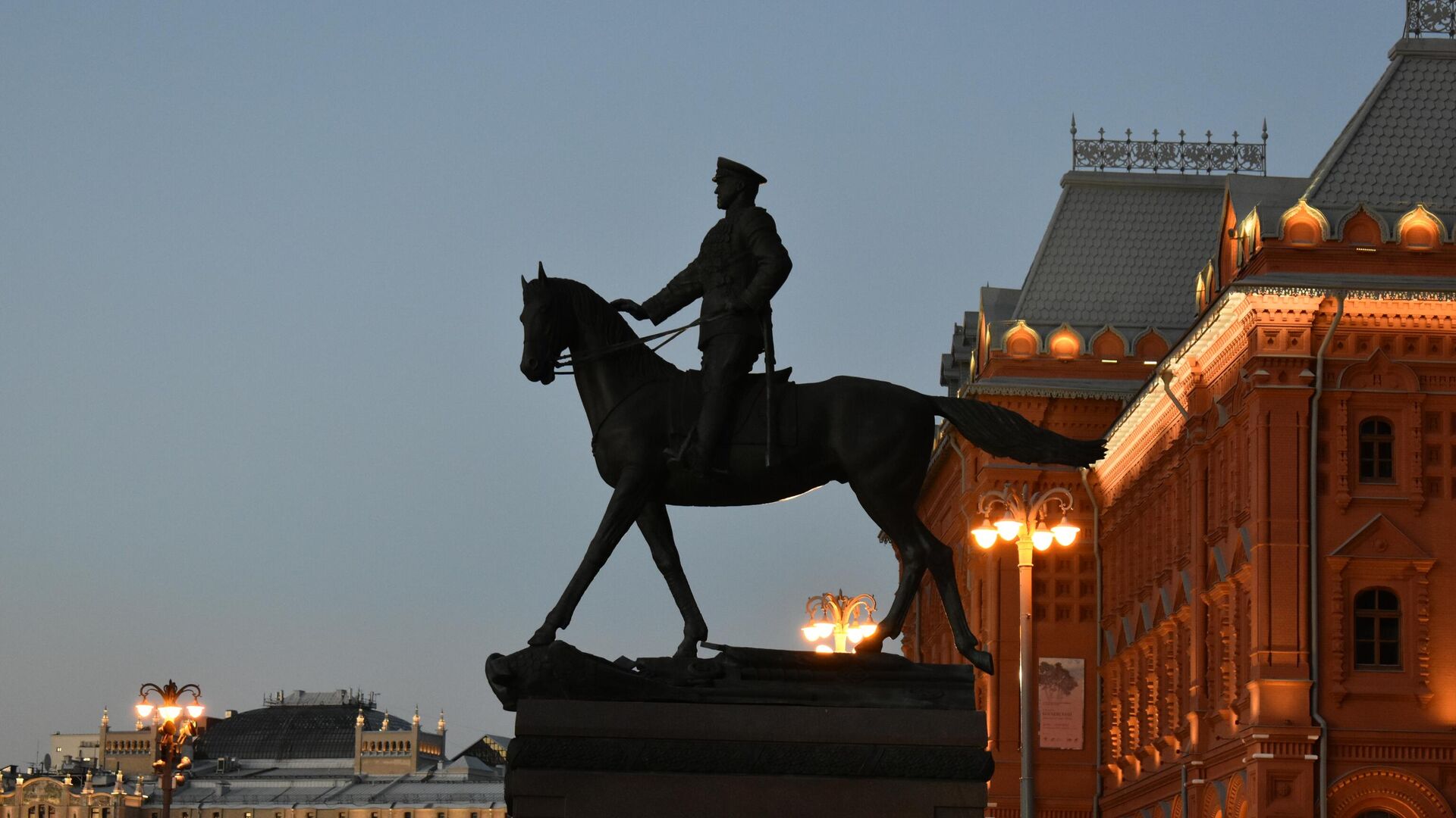 تمثال القائد الروسي غيورغي قسطنطينوفيتش جوكوف بجانب الساحة الحمراء في العاصمة الروسية موسكو  - سبوتنيك عربي, 1920, 21.08.2022