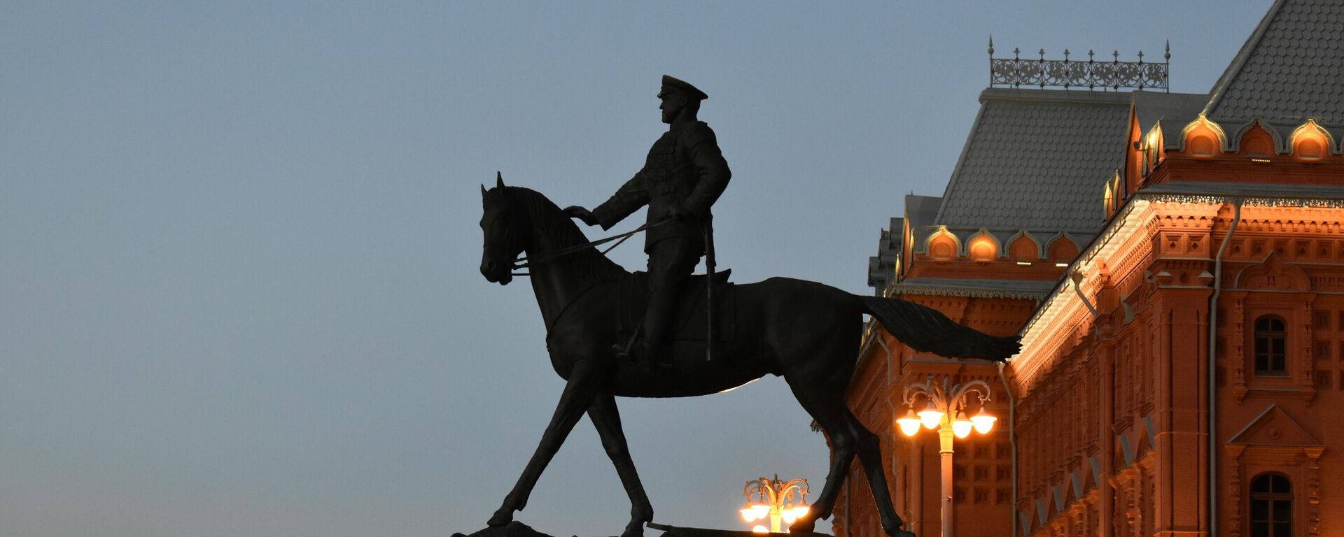 تمثال القائد الروسي غيورغي قسطنطينوفيتش جوكوف بجانب الساحة الحمراء في العاصمة الروسية موسكو  - سبوتنيك عربي, 1920, 21.08.2022