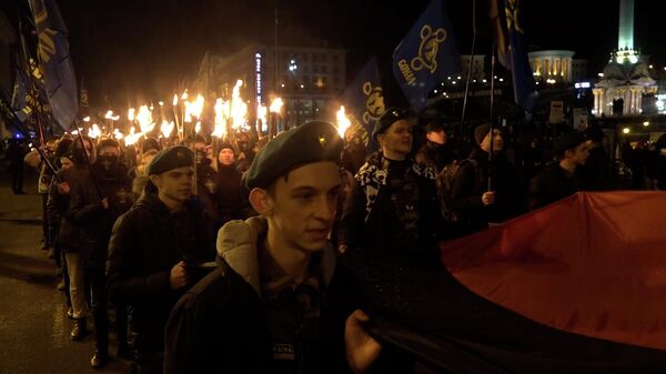 مسيرة شعلة لمراهقين من النازيين الجدد وسط كييف - سبوتنيك عربي