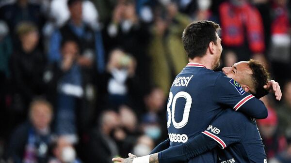 ميسي يحتضن نيمار بعد هدفه في لانس وباريس يتوج بطلا للدوري الفرنسي، السبت 23 أبريل 2022 - سبوتنيك عربي