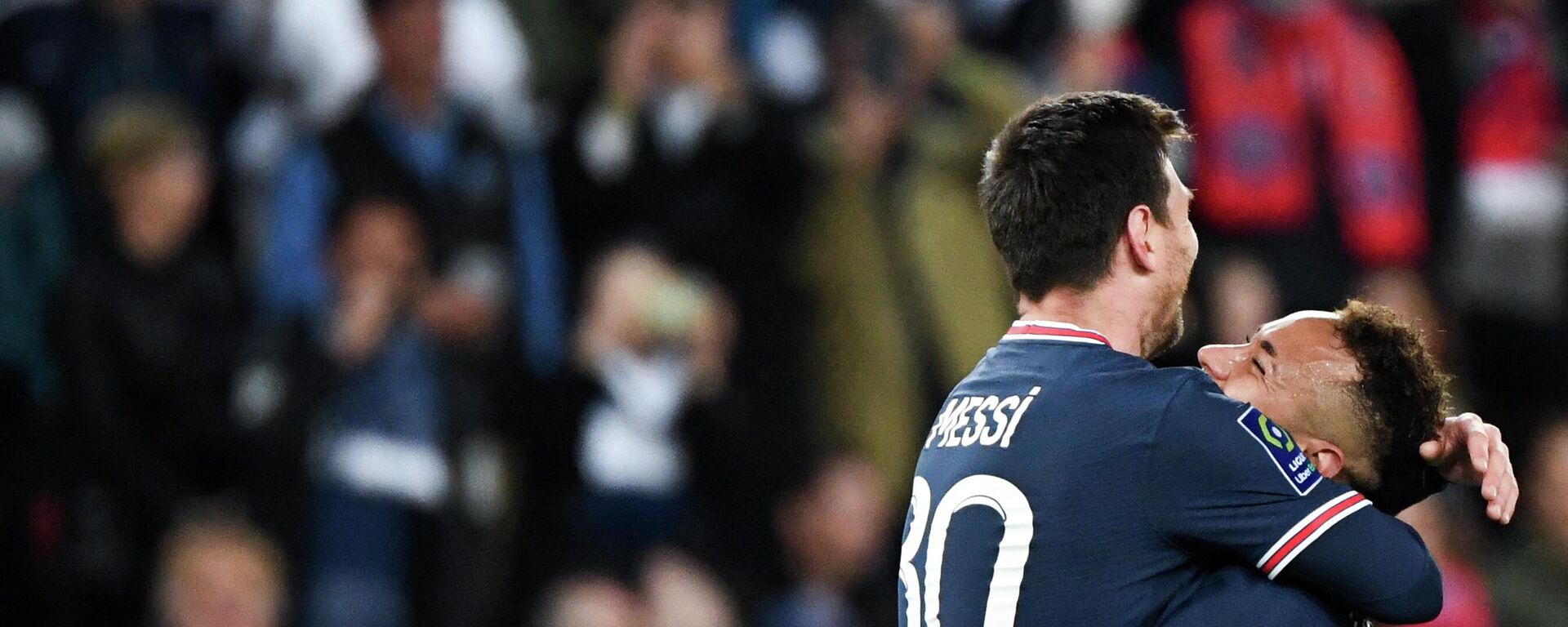 ميسي يحتضن نيمار بعد هدفه في لانس وباريس يتوج بطلا للدوري الفرنسي، السبت 23 أبريل 2022 - سبوتنيك عربي, 1920, 08.05.2022
