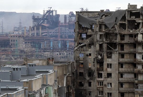 منظر لمبنى سكني مدمر على خلفية المعارك في مصنع آزوفستال في ماريوبول، أوكرانيا 23 أبريل 2022 - سبوتنيك عربي