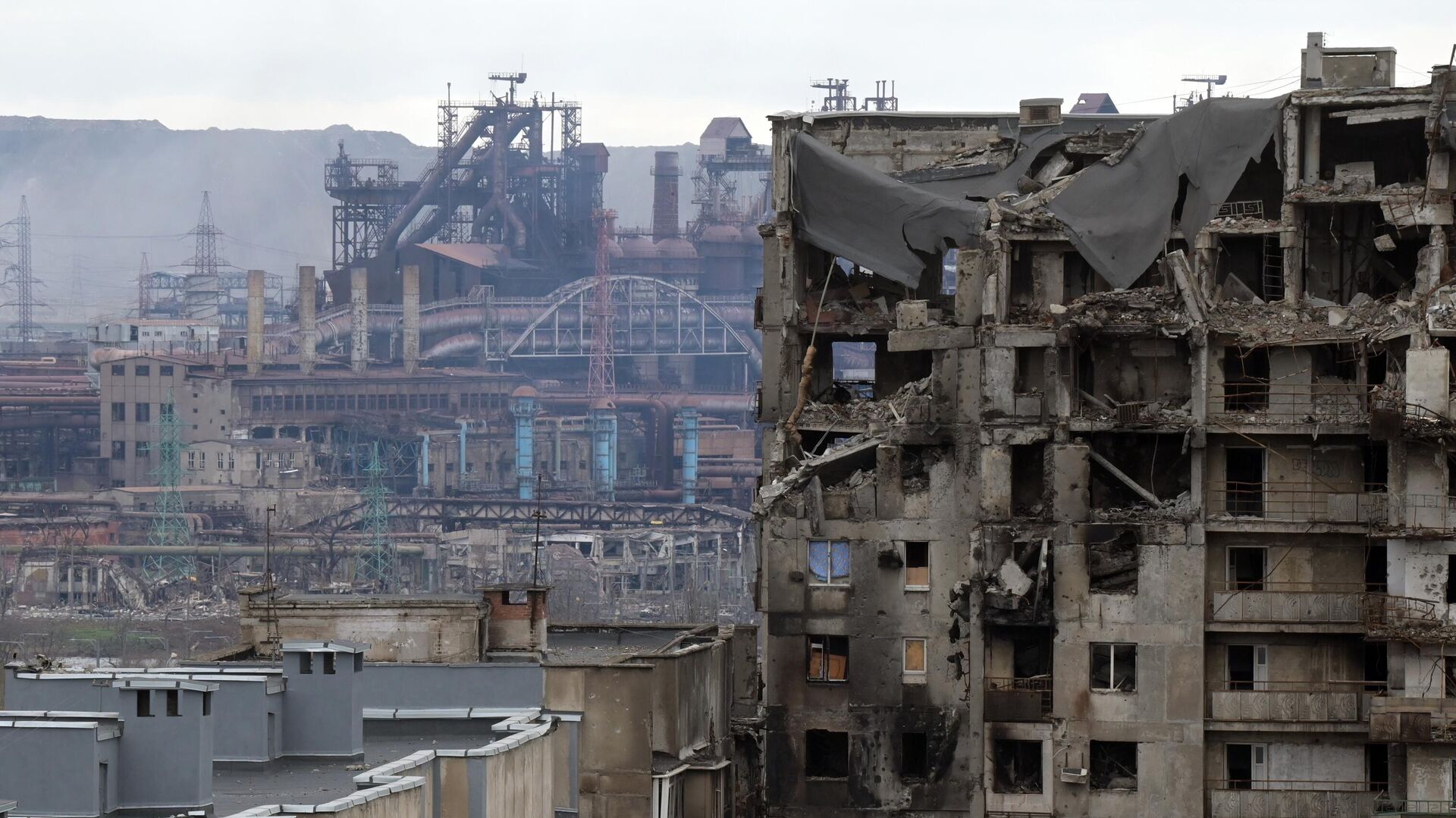 منظر لمبنى سكني مدمر على خلفية مصنع آزوفستال في ماريوبول، أوكرانيا 23 أبريل 2022 - سبوتنيك عربي, 1920, 05.05.2022