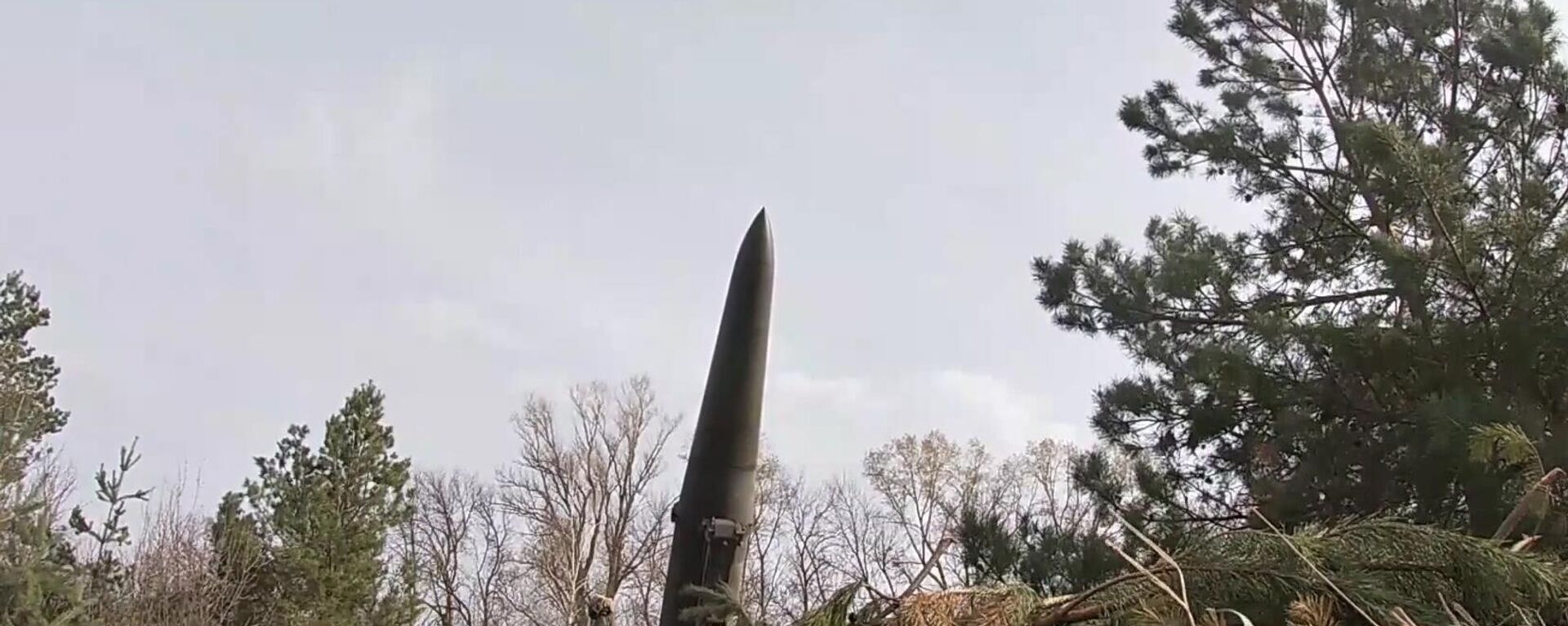 إطلاق صاروخ منظومة إسكندر لتدمير حظائر الطائرات بالمعدات العسكرية والذخيرة للقوات المسلحة الأوكرانية، 25 أبريل 2022 - سبوتنيك عربي, 1920, 21.06.2022