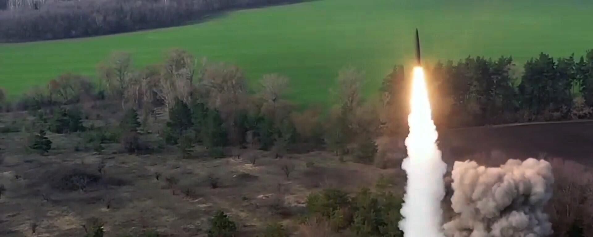 إطلاق صاروخ منظومة إسكندر لتدمير حظائر الطائرات بالمعدات العسكرية والذخيرة للقوات المسلحة الأوكرانية، 25 أبريل 2022 - سبوتنيك عربي, 1920, 01.04.2023