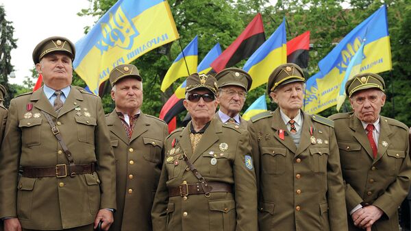 قدامى المحاربين في جيش القوميين المتطرفين الأوكرانيين خلال مسيرة في يوم عيد الأبطال في لفوف. - سبوتنيك عربي
