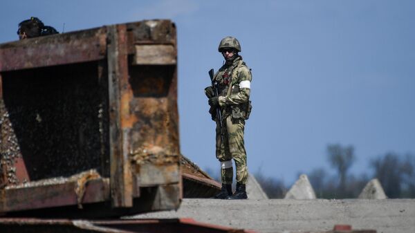 قوات الهندسة العسكرية التابعين لمنطقة جنوب روسيا يرممون البنى التحتية في منطقة خيرسون، أوكرانيا  أبريل 2022 - سبوتنيك عربي