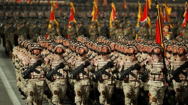 القوات العسكرية خلال عرض عسكري بمناسبة الذكرى الـ90 لتأسيس الجيش الثوري الشعبي الكوري الشمالي في كيم إيل. ساحة سونغ في بيونغ يانغ. 25 أبريل 2022 - سبوتنيك عربي