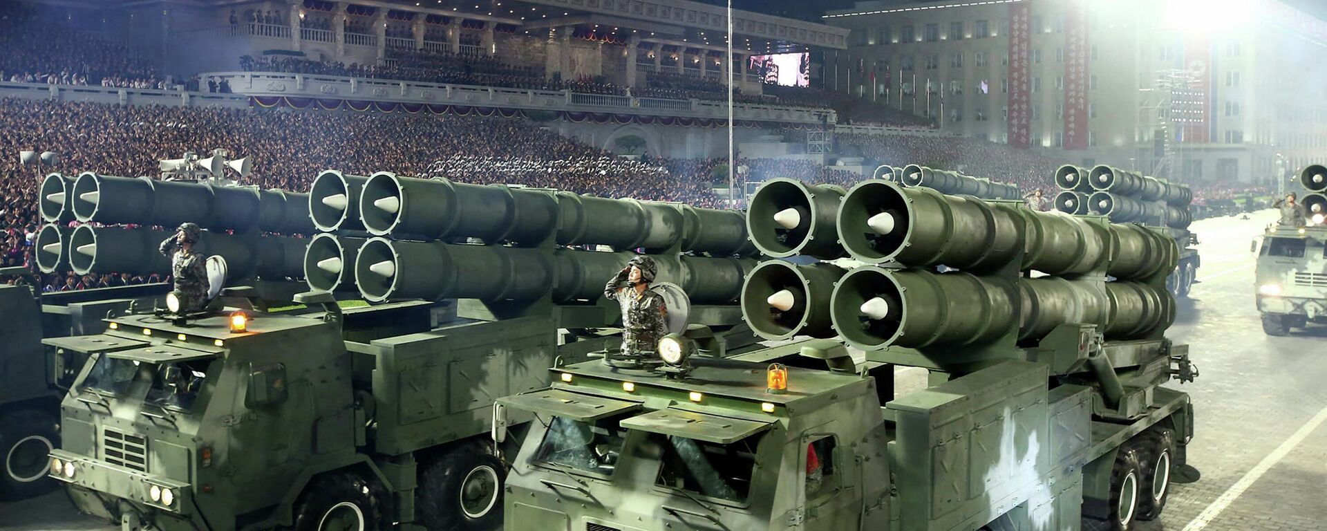 قاذفات صواريخ خلال عرض عسكري للاحتفال بالذكرى الـ90 لتأسيس الجيش الثوري الشعبي الكوري الشمالي في كيم إيل. ساحة سونغ في بيونغ يانغ. 25 أبريل 2022 - سبوتنيك عربي, 1920, 02.01.2023