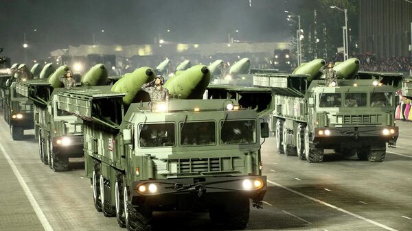 مركبات تحمل صواريخ خلال عرض عسكري للاحتفال بالذكرى الـ90 لتأسيس الجيش الثوري الشعبي الكوري الشمالي في كيم إيل. ساحة سونغ في بيونغ يانغ. 25 أبريل 2022 - سبوتنيك عربي
