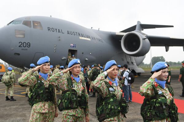 القوات الفيتنامية المشاركة في مهمة الأمم المتحدة لحفظ السلام في جنوب السودان تحية أمام طائرة تابعة للقوات الجوية الملكية الأسترالية قبل مغادرتها في هانوي في 27 أبريل 2022. - سبوتنيك عربي