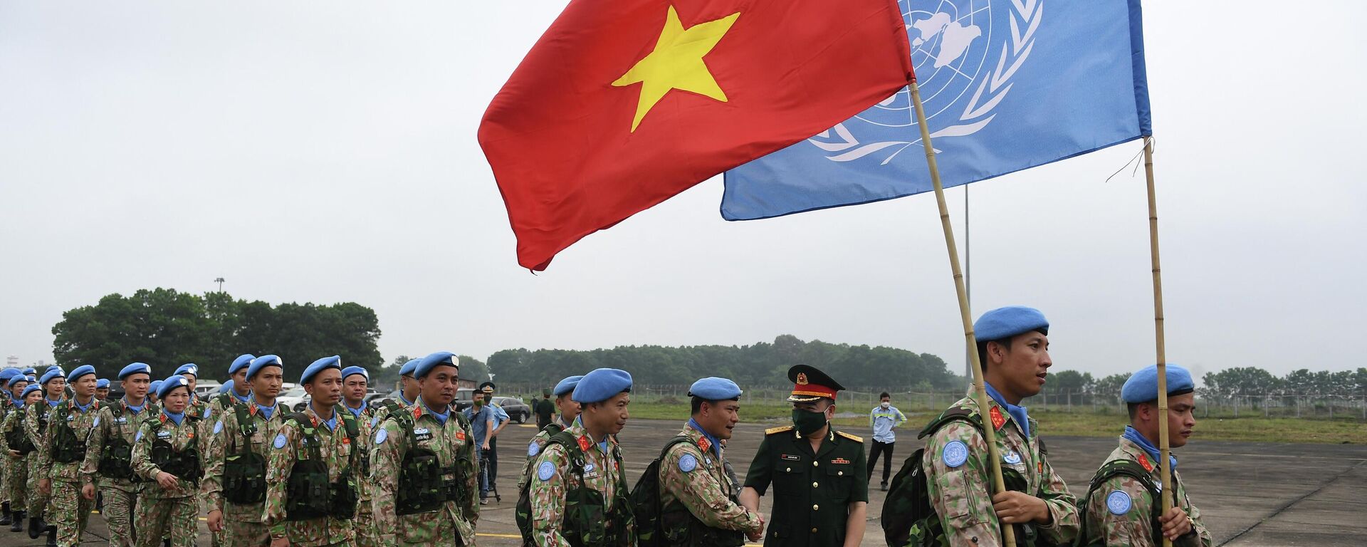 القوات الفيتنامية المشاركة في بعثة الأمم المتحدة لحفظ السلام في جنوب السودان تسير في مسيرة رافعة الأعلام قبل مغادرتها هانوي في 27 أبريل 2022. - سبوتنيك عربي, 1920, 16.03.2023