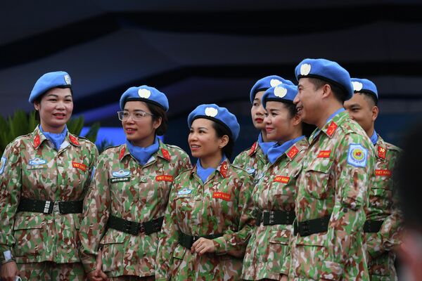 القوات الفيتنامية المشاركة في بعثة الأمم المتحدة لحفظ السلام في جنوب السودان ، في حالة تأهب قبل مغادرتها هانوي ، 27 أبريل 2022 - سبوتنيك عربي