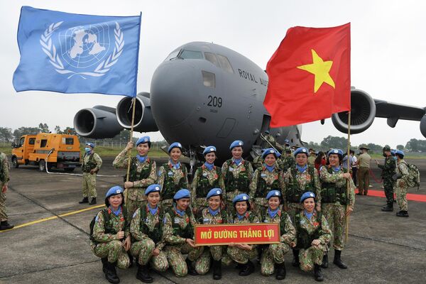 القوات الفيتنامية المشاركة في بعثة الأمم المتحدة لحفظ السلام في جنوب السودان تقف مرفوعة الأعلام قبل مغادرتها هانوي في 27 أبريل 2022 - سبوتنيك عربي
